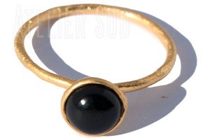 handgemaakte goud op sterling zilveren ring met een cabuchon geslepen zwarte Onyx edelsteen
