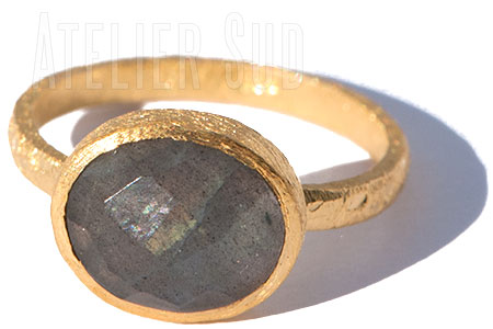 Geborsteld mat goud op Sterling zilveren ring met gefaceteerde Labradoriet edelsteen