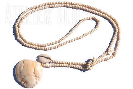 Handgemaakte ketting van benen kraaltjes, een visje van Parelmoer, een Kauri schelp