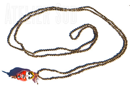 Goudkleurige kraaltjes ketting met een porseleinen Babushka, twee pareltjes en een donker pareltje