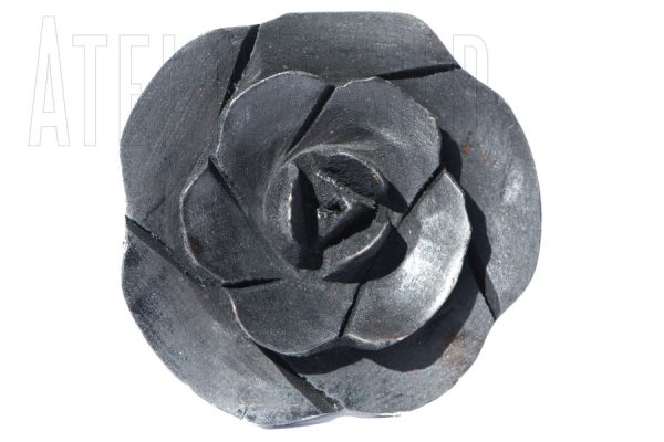Handgesneden zwart houten ring in bloemvorm