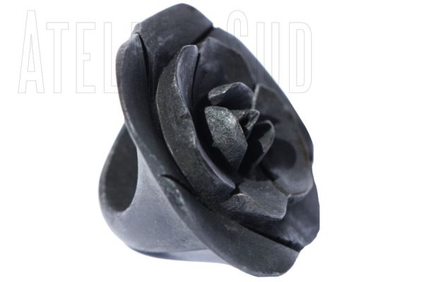 Handgesneden zwart houten ring in bloemvorm